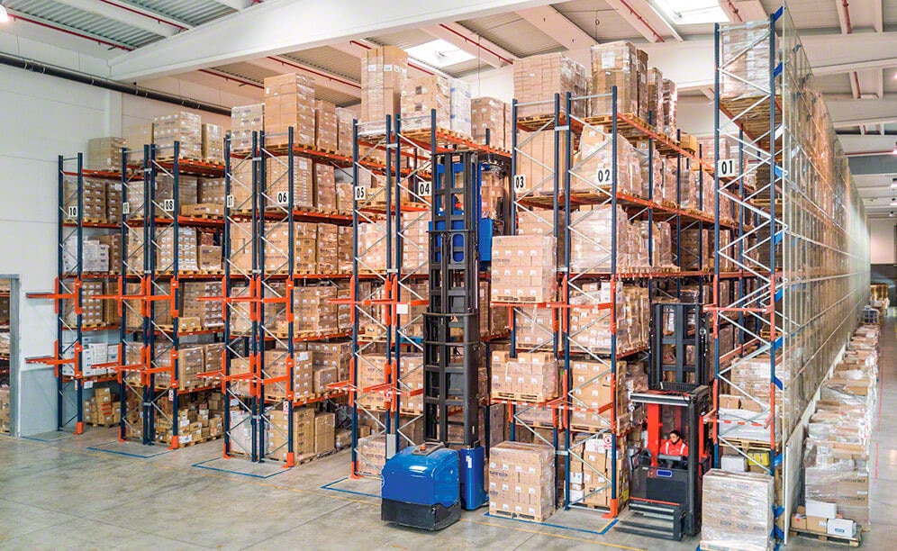 Mecalux has supplied the storage systems in this installation: pallet racking in narrow aisles, live storage for picking and a conveyor circuit with an automatic lift