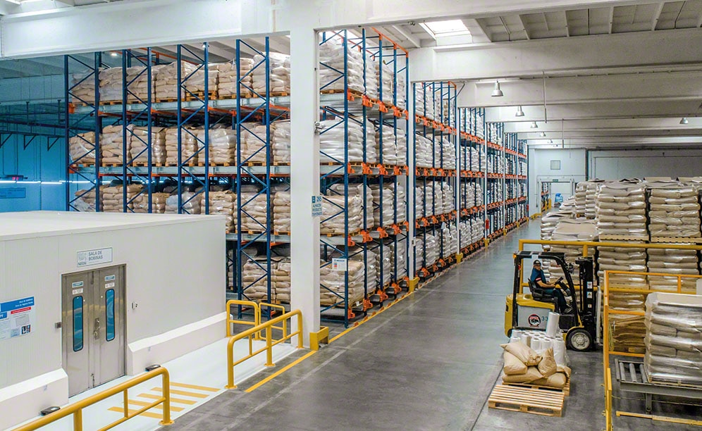 Nestlé warehouse in Argentina with semi-automated Pallet Shuttle system