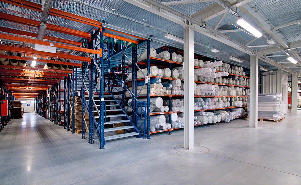 Mecalux has supplied all the storage systems in the new Eurofirany warehouse: three floors of racks with walkways and cantilever racks for longer articles