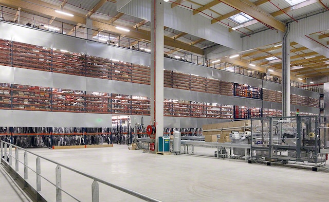 Mecalux has supplied four levels of high-rise racks with walkways for Motoblouz.com