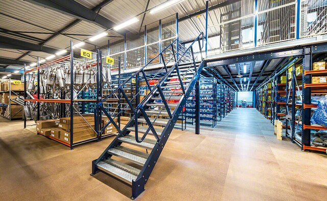 By adding two more levels on top of the ground floor, the mezzanine fully optimises the height of the warehouse and increases the storage capacity