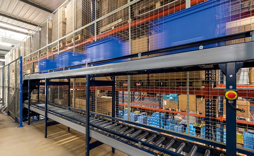 he conveyor system joins the three warehouse floors together automatically