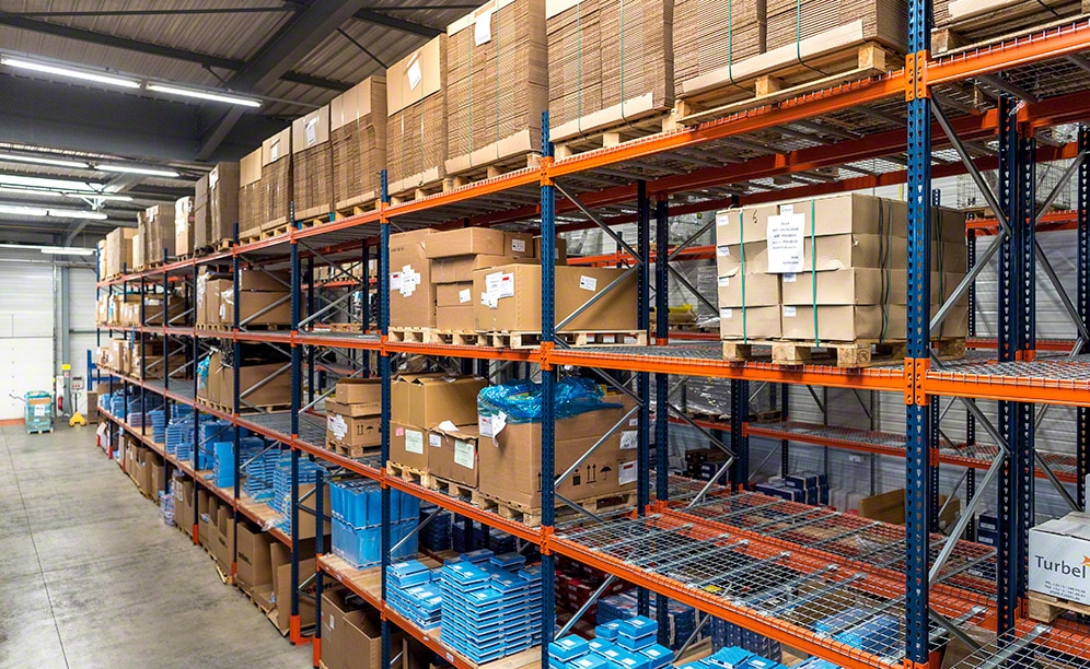 Beside the mezzanine, pallet racks were installed with an 860 pallet capacity