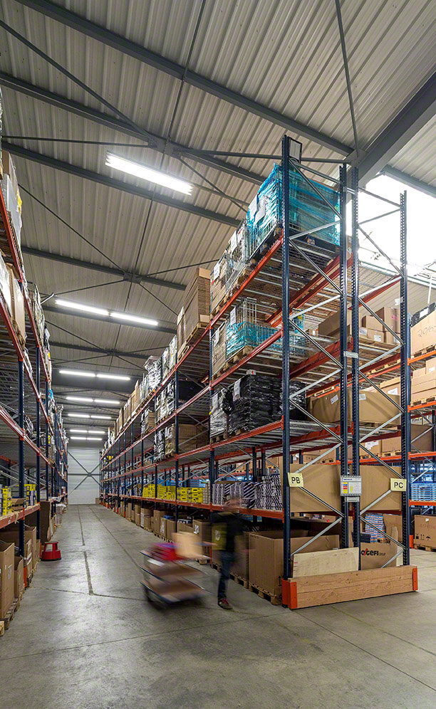 The pallet racks are 7 m high and consist of five levels of electro-welded wire shelving, which guarantees greater load stability