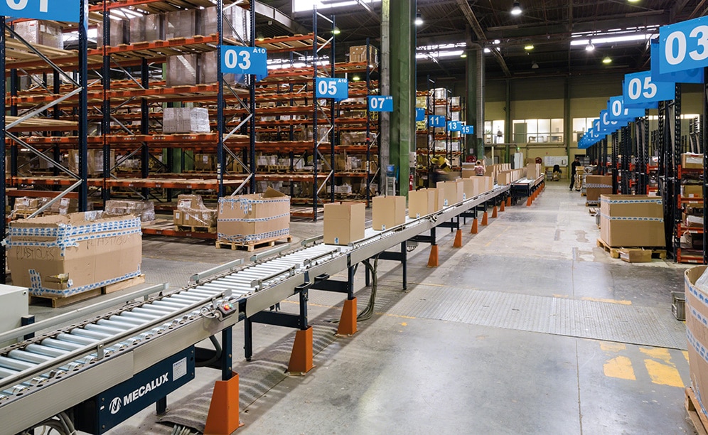 Mecalux chose to provide a conveyor circuit, which runs through the centre of the warehouse at a speed of 25 m/min, joining all areas