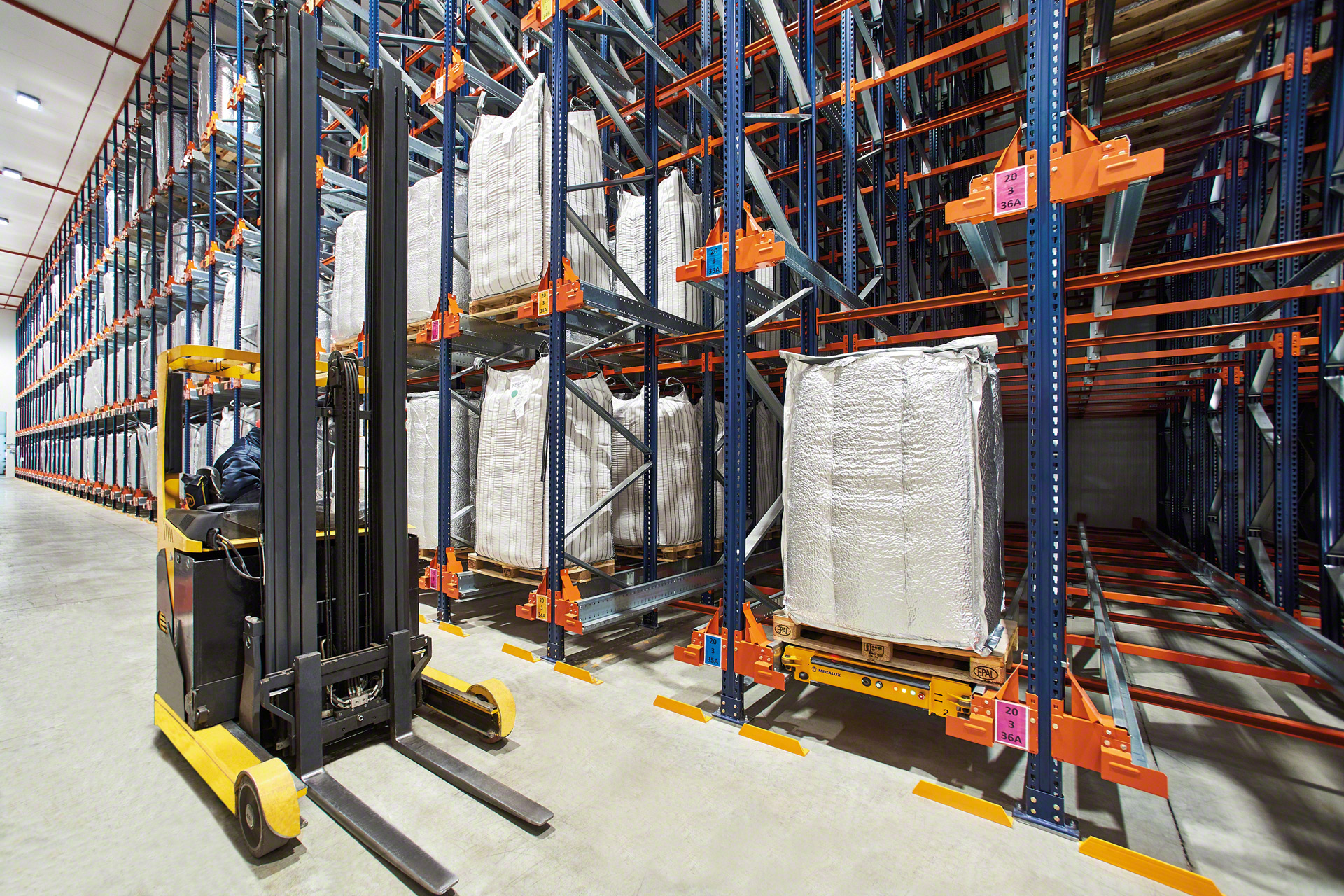 Forklift can introduce the Pallet Shuttle into lanes that are up to 131ft deep