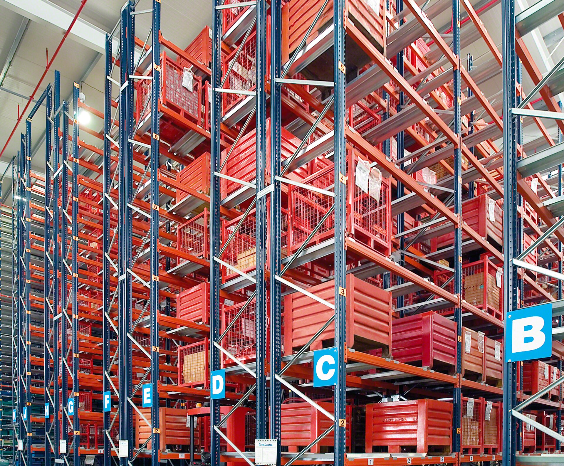 Special crossties used to store containers in pallet racks