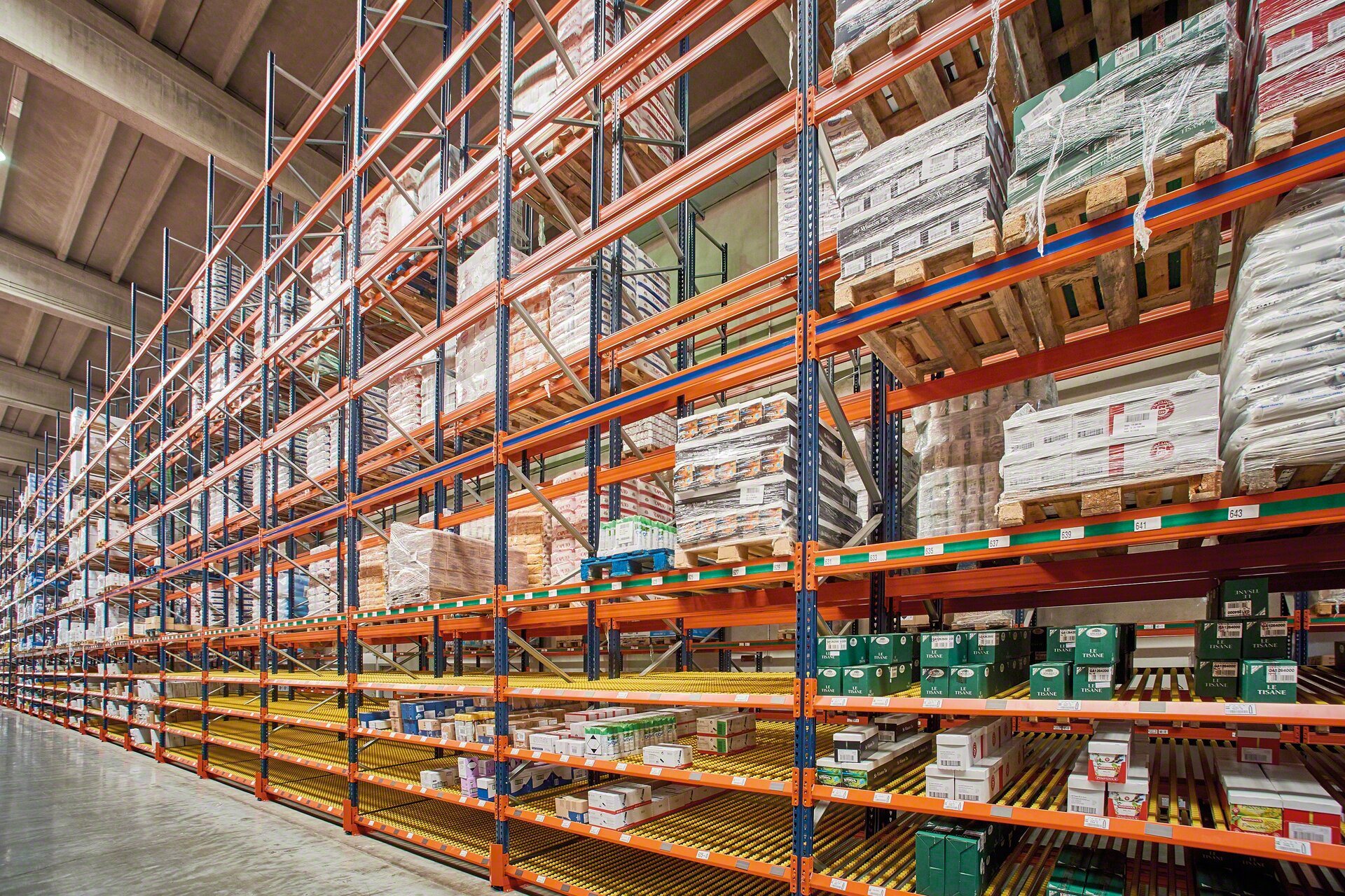 Pallet racks combined with carton live storage for picking off lower levels