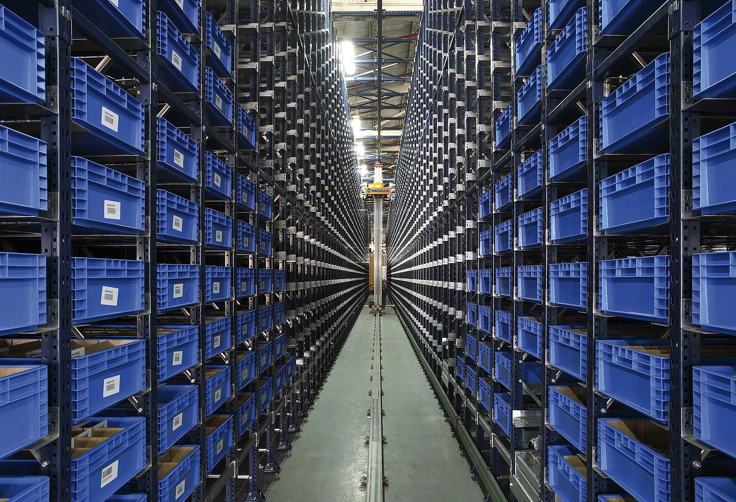 Stacker cranes for boxes