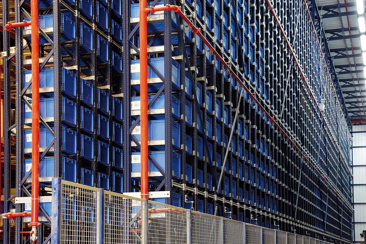 Stacker cranes for boxes
