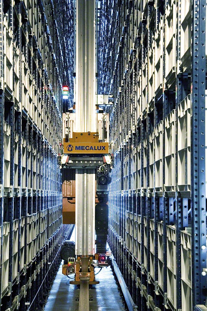 Stacker cranes for boxes