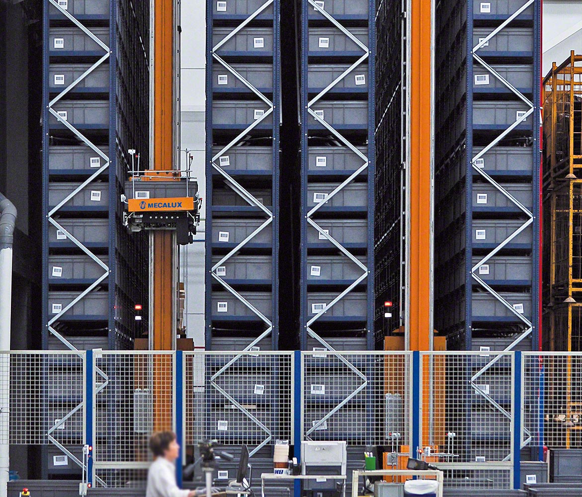 Stacker cranes for boxes
