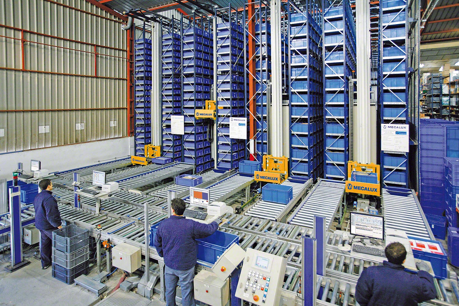 Stacker cranes for boxes