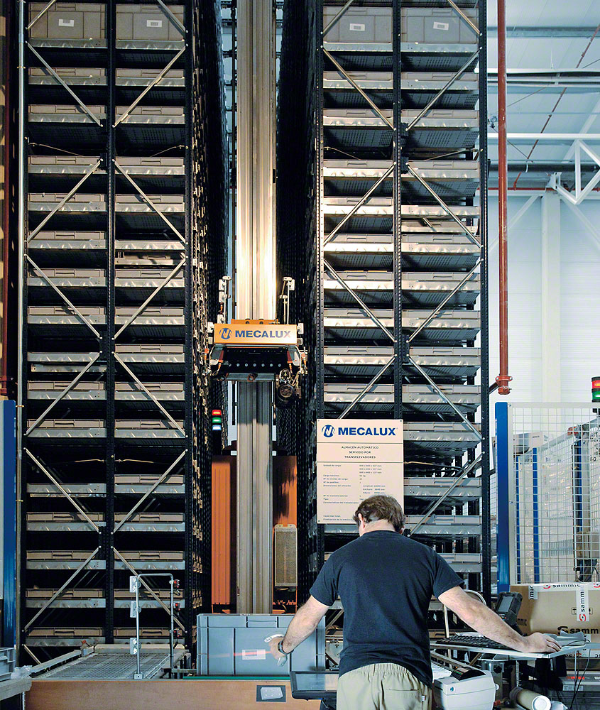 Stacker cranes for boxes