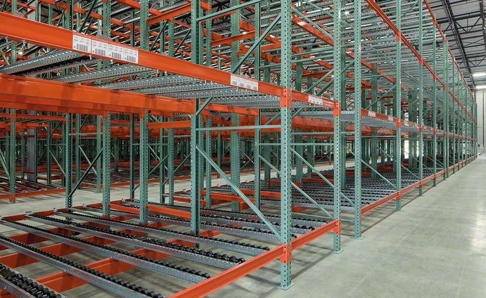 Live racks with a capacity to store more than 2,000 pallets Live racks with a capacity to store more than 2,000 pallets