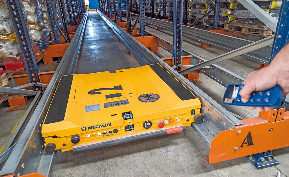 The operator guides all the movements of the Pallet Shuttle via a radio-control terminal that transfers orders The operator guides all the movements of the Pallet Shuttle via a radio-control terminal that transfers orders