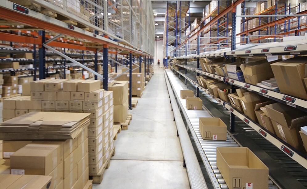 The conveyor circuit is the heart of the installation, which was supplemented with live pallet racking that incorporates the pick-to-light system The conveyor circuit is the heart of the installation, which was supplemented with live pallet racking that incorporates the pick-to-light system