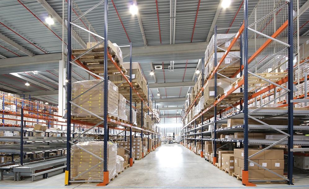 In the upper part of the racks and on the side of the replenishment aisle, various levels for storing pallets with reserves of the products In the upper part of the racks and on the side of the replenishment aisle, various levels for storing pallets with reserves of the products