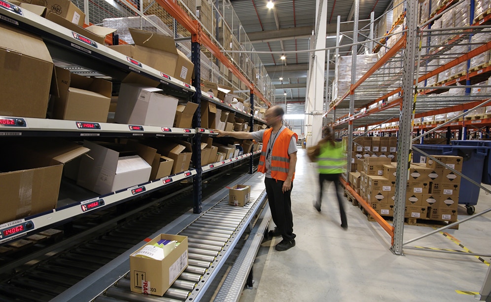 The pick-to-light system guarantees maximum speed and productivity when selecting and extracting items The pick-to-light system guarantees maximum speed and productivity when selecting and extracting items