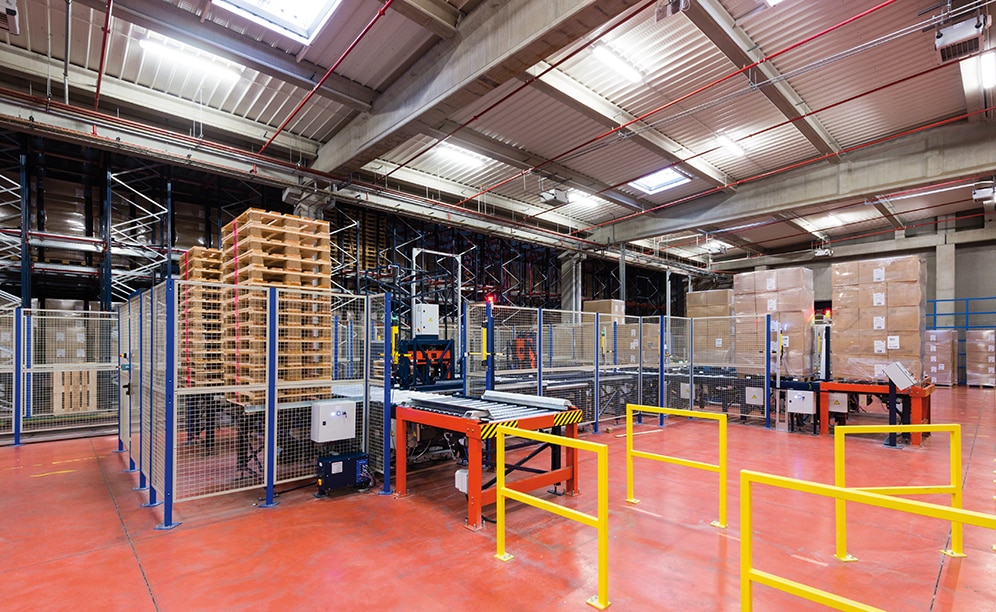 Front of the warehouse the inputs and outputs of palletised goods are produced automatically via a conveyor circuit Front of the warehouse the inputs and outputs of palletised goods are produced automatically via a conveyor circuit