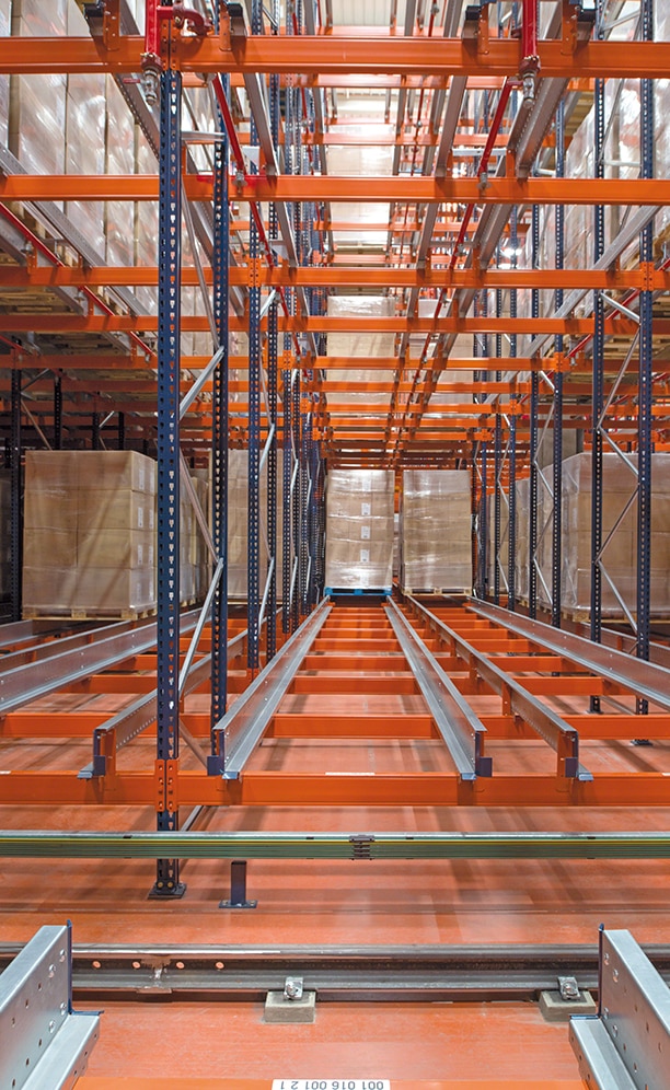 The racks, with four load levels each 3 m high and 10 to 13 pallets deep per channel, offer a total capacity of over 5,500 pallets The racks, with four load levels each 3 m high and 10 to 13 pallets deep per channel, offer a total capacity of over 5,500 pallets