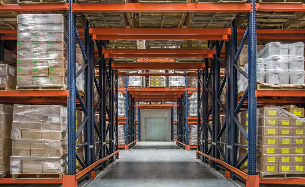 The three Fruvemex cold storage installation are interconnected, in warehouses 1 and 2, an underpass was opened that cuts across the racking The three Fruvemex cold storage installation are interconnected, in warehouses 1 and 2, an underpass was opened that cuts across the racking
