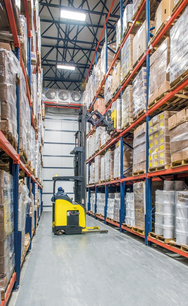 In this warehouse, the reach trucks used incorporate a scissor or pantograph system in the fork carriage In this warehouse, the reach trucks used incorporate a scissor or pantograph system in the fork carriage