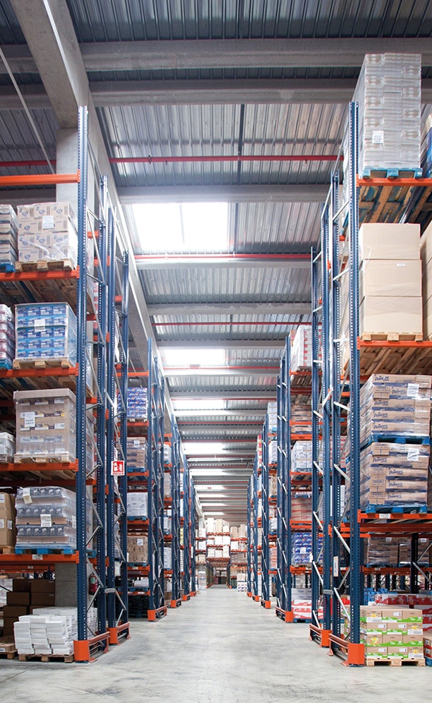 Picking tasks take place on the lower level of the racks and reserve pallets are deposited on the upper level, so goods are available at all times Picking tasks take place on the lower level of the racks and reserve pallets are deposited on the upper level, so goods are available at all times