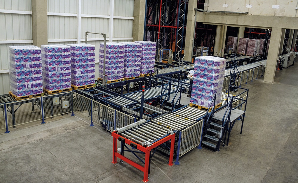 At the front of the automated warehouse, there are two circuits of roller conveyors, one for inputs and another for outputs of goods At the front of the automated warehouse, there are two circuits of roller conveyors, one for inputs and another for outputs of goods