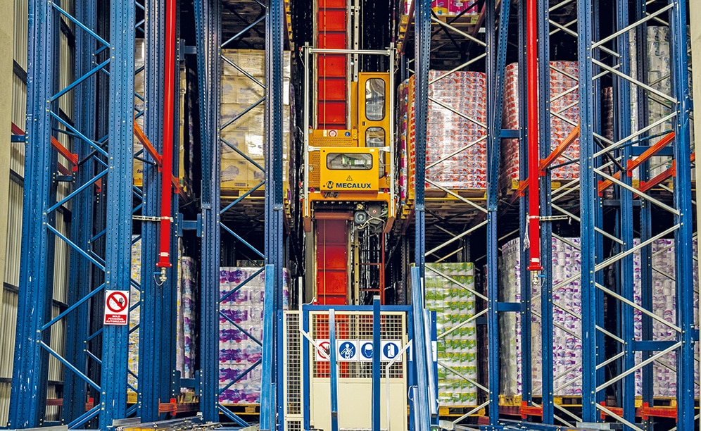In every storage aisle, a single-mast stacker crane circulates equipped with a double-deep telescopic fork In every storage aisle, a single-mast stacker crane circulates equipped with a double-deep telescopic fork