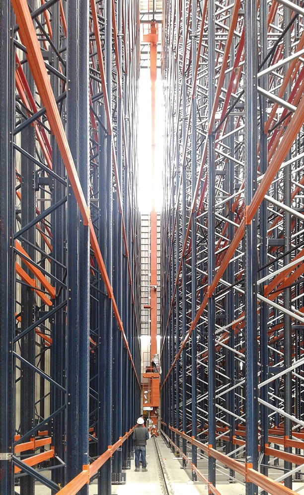 Was built: three, 31 m high stacker cranes capable of handling over 7,400 pallets Was built: three, 31 m high stacker cranes capable of handling over 7,400 pallets