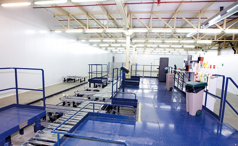 The picking stations are placed above conveyors