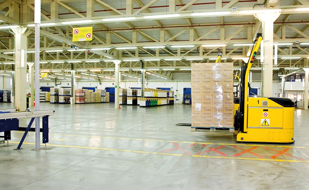 The LGV and all automatic machines of the installation are run by a software connected to the Easy WMS by Mecalux The LGV and all automatic machines of the installation are run by a software connected to the Easy WMS by Mecalux