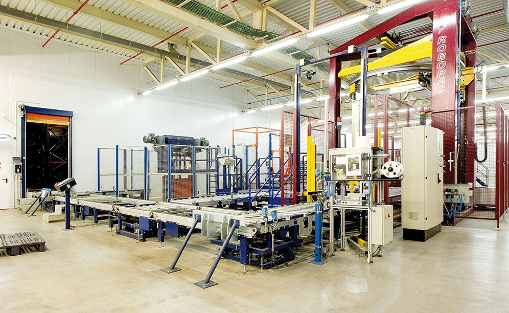 On the top floor is the warehouse entrance and also a large area set up where order picking is carried out On the top floor is the warehouse entrance and also a large area set up where order picking is carried out