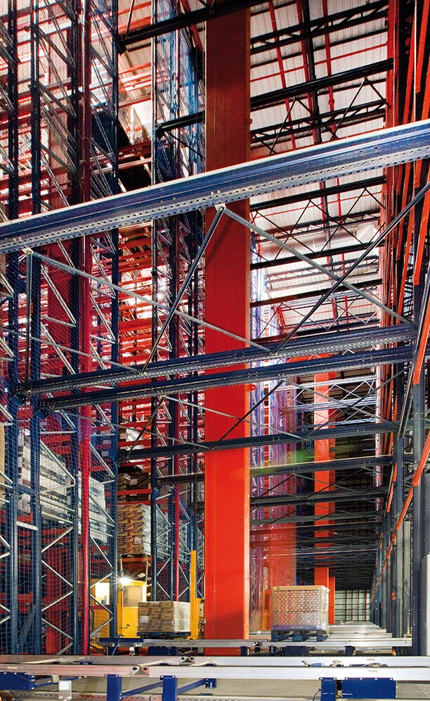 The warehouse optimises the surface and achieves a capacity exceeding 40,300 pallets The warehouse optimises the surface and achieves a capacity exceeding 40,300 pallets