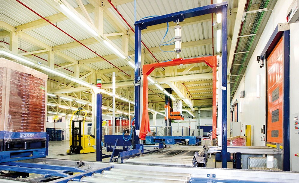 All pallets pass obligatorily through the checkpoint area, where it is verified that they are in good condition All pallets pass obligatorily through the checkpoint area, where it is verified that they are in good condition