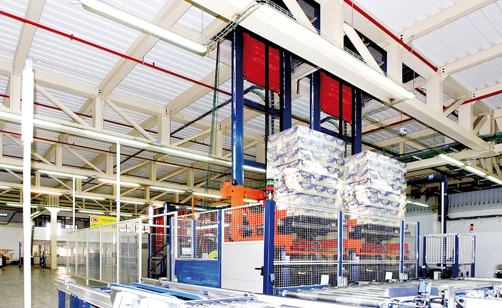The pallets that have passed inspection move up to the top floor via the pallet lift and enter the warehouse The pallets that have passed inspection move up to the top floor via the pallet lift and enter the warehouse