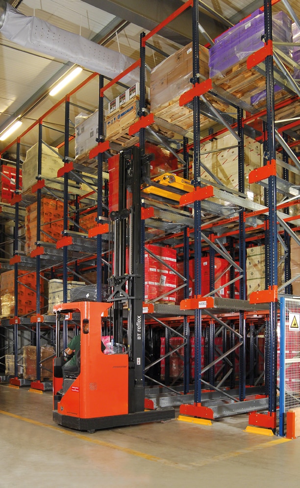 The Pallet Shuttle system permits faster handling of goods thanks to the automatic loading and unloading of pallets The Pallet Shuttle system permits faster handling of goods thanks to the automatic loading and unloading of pallets