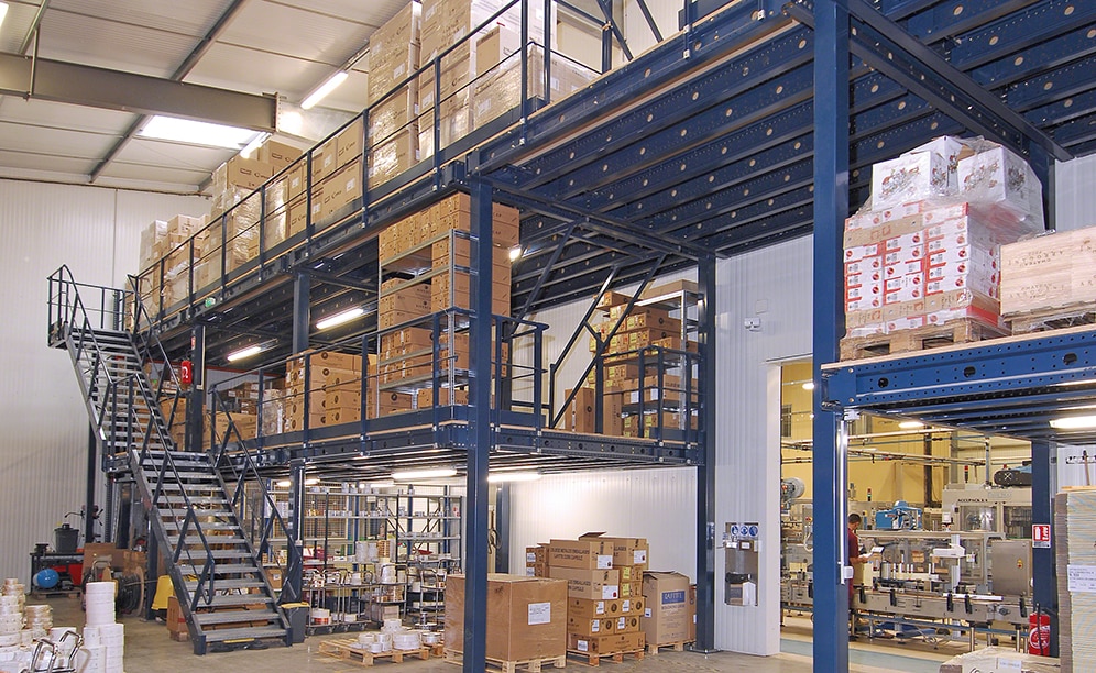 At one end there is a mezzanine floor of two levels At one end there is a mezzanine floor of two levels