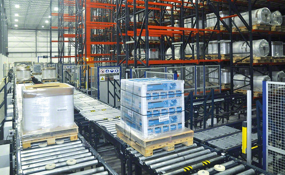 The system automatically delivers the slave pallet during the inbound process and recycles it back into the system after the outbound pallet is taken for shipping The system automatically delivers the slave pallet during the inbound process and recycles it back into the system after the outbound pallet is taken for shipping
