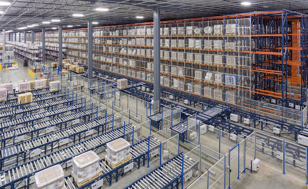 A full pallet conveyor circuit located on one side of the racks is entrusted with the automatic entry and exit of the goods A full pallet conveyor circuit located on one side of the racks is entrusted with the automatic entry and exit of the goods