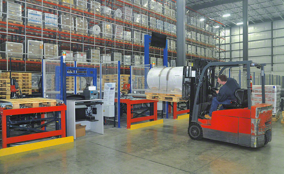 Operators use counterbalanced forklifts to place the load on top of the slave pallet Operators use counterbalanced forklifts to place the load on top of the slave pallet