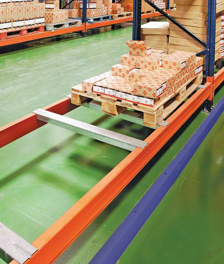 Detail of a pallet cross-tie