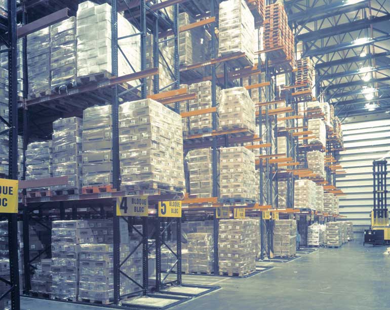 Clad-rack cold chamber with free-moving forklifts