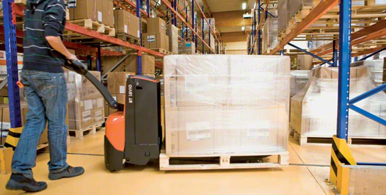Pallet trucks: manual or electric