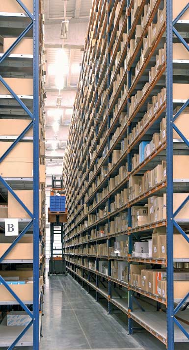 Example of a warehouse with narrow aisles
