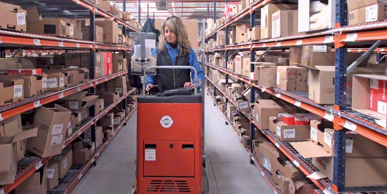 Operator carrying out picking tasks with a order picker machine