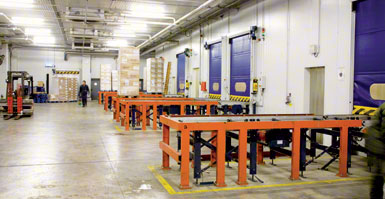 Dock with intermediate platform in a cold storage installation