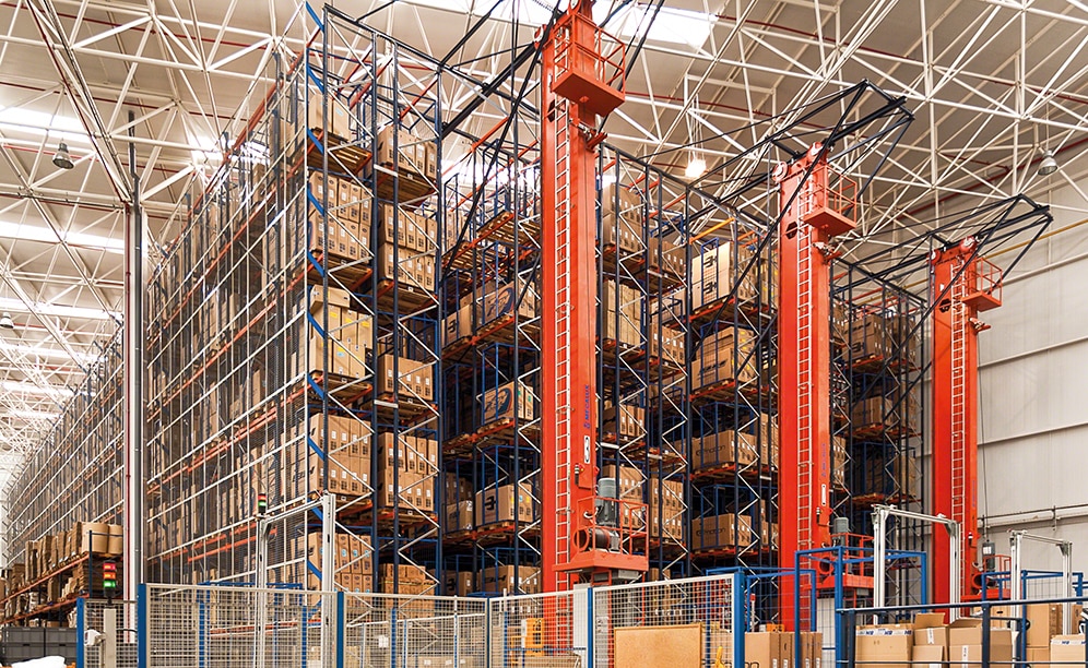 The automated pallet warehouse consists of three aisles with double-deep racks placed on both sides, allowing a storage capacity of 2,358 pallets The automated pallet warehouse consists of three aisles with double-deep racks placed on both sides, allowing a storage capacity of 2,358 pallets