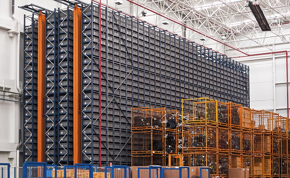 The miniload warehouse 12.2 m high, 27 level storage system is composed of two aisles with single-deep racking placed on both sides, achieving a total capacity of 3,672 boxes The miniload warehouse 12.2 m high, 27 level storage system is composed of two aisles with single-deep racking placed on both sides, achieving a total capacity of 3,672 boxes